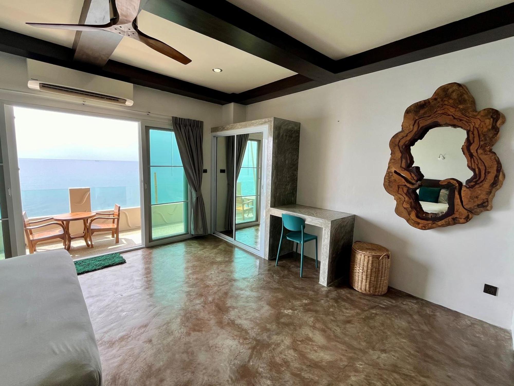 Ocean Front Apartment *